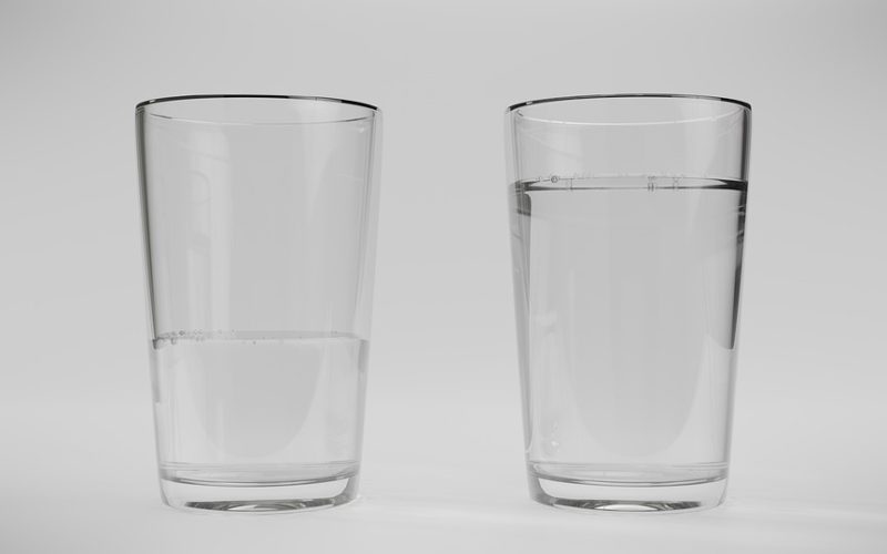 2 Wassergläser halb voll und voll