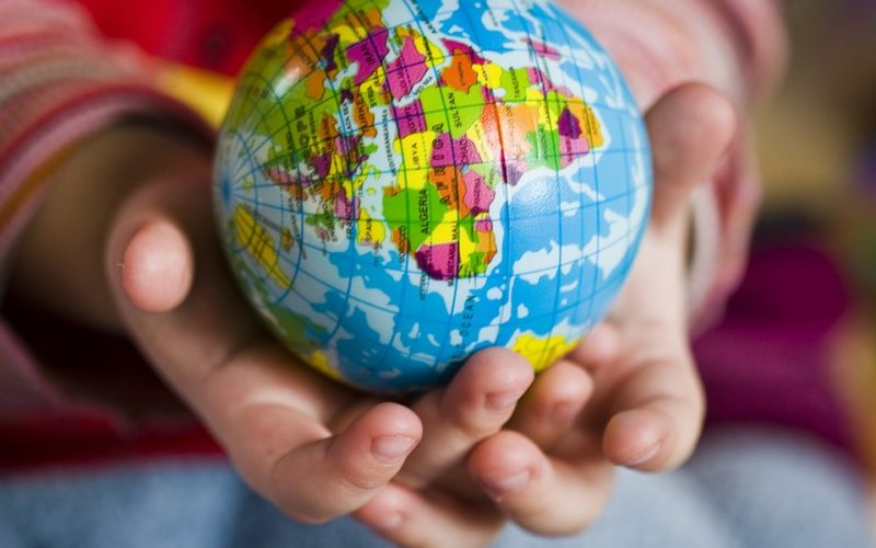 Kleiner Globus Ball in Hand mit markierten Ländern